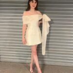 Jenny Walser Instagram - 🎀✨🎀✨🎀✨🎀✨🎀 @officialntas with the @heartstoppertv gang last night! Wearing @tranhungofficial @jimmychoo @boodles Styled by @rachaelperrystyling Assisted by @cristinascales_ @lula_mac Hair & Makeup by @nataliestokesmua And lastly, bringing the whole look together… ‘Kiosk shutter backdrop’ by Wembley Arena