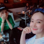 Jeon Mi-do Instagram - . 15년전 인선이가 된장찌개 끓일때 자다가 늦게 나온 너의 모습이 나는 아직도 생생하다. 뉴욕에서 만날때도 자다가 늦고, 우리 엄마 칠순때도 자다가 늦었지만.. 오늘만큼은 제 시간에 와주어 얼마나 고맙던지. 잠을자며 보낸 시간들이 보상이라도 하듯 오늘 너의 피부는 유난히 맑았단다. 왜 눈물이 나려고 하다가도 웃긴걸까ㅋㅋ 늘 웃게해줘서 고맙고 사랑해ㅎㅎ #너의결혼식#6월10일#너의전생은#숲속의잠자는미녀