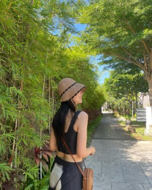 Jeon So-min Instagram - 💚🖤🌴👒
