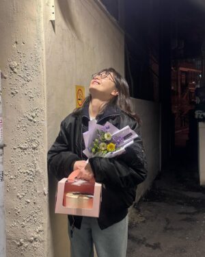 Jeon So-min Instagram - 다각의 나. 내가 얼마나 행복한 표정을 짓는 사람인지 확인시켜 주는 이들……께 , 깊은 감사를 전합니다. 🫶 감사의 순간에 뒤늦게 부비적 부비적