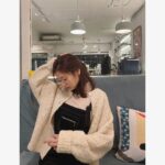 Jeong So-min Instagram - have a wonderful day💜 먹을 때 인상쓰는 사람 손🙌🏻
