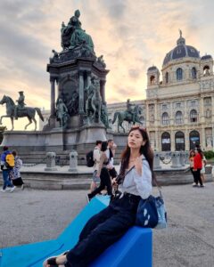 Jeong So-min Instagram - 쟁여놓은 사진 언제 다 풀지..😌 엄마랑 둘이 버스킹만 세번 본 날 (오스트리아 빈)