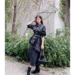 Jeong So-min Instagram - 크👍🏻 #광고 #alexandermcqueen #mcqeenaw22 #mcqweenjewelledsatchel