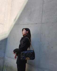 Jeong So-min Instagram - #광고 🖤 #alexandermcqueen #mcqeenaw23 #mcqeenseal #알렉산더맥퀸