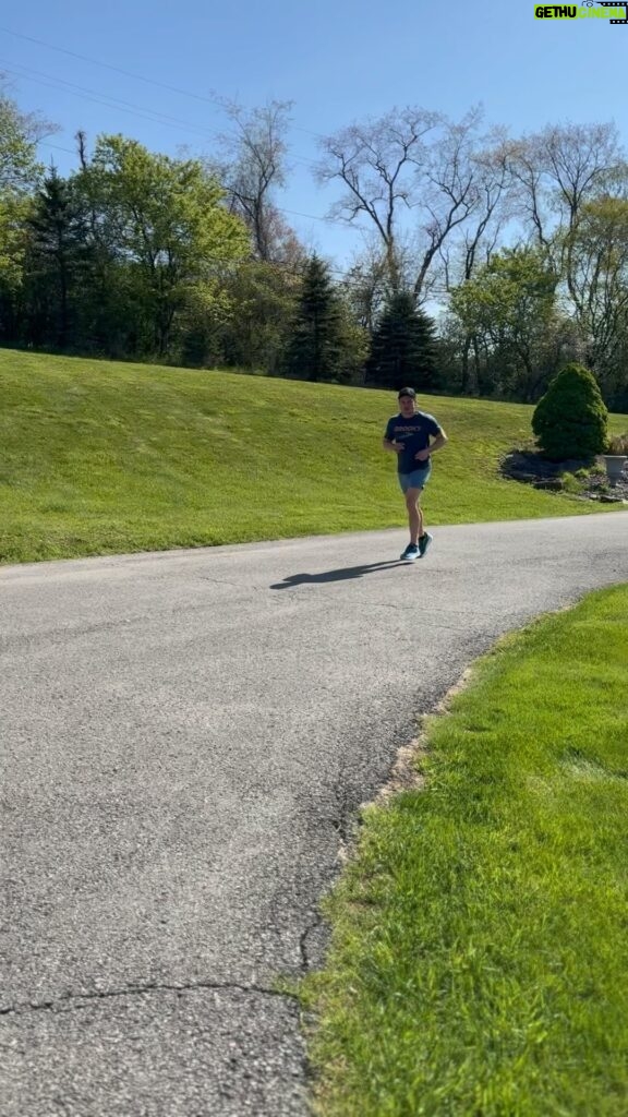 Jeremy Renner Instagram - Wishing you a Happy Friday … nothing but smiles today. Feeling full of gratitude and inflammation 😂. Be better get Stronger everyday #recoveryroad @brooksrunning 🏃