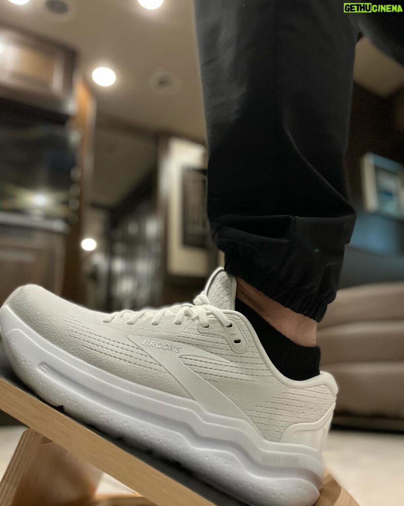Jeremy Renner Instagram - 1. New Kicks @brooksrunning 2. Old Slant Board 3. Slightly used titanium leg (low miles) … Get them while you can. Limited quantity 😉🏃🏃‍♂️🏃❤️