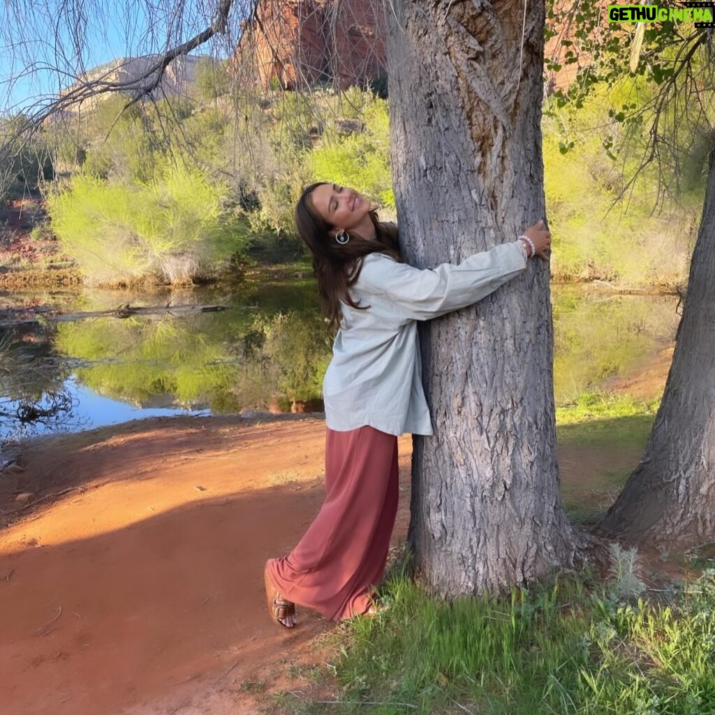 Jessica Alba Instagram - Celebrating #Earth today, tomorrow and every single day 🌍🌈💚☀️🌷🌴🌊🌛  What you do each day makes a difference - and when we join forces, small differences lead to monumental change 🦋 So let’s unite efforts and show our love and gratitude to Mother Earth - today & every day 🫶🏽  Like the Dalai Lama said - we are the only species with the power to destroy the Earth and also the capacity to protect it. So Happy Earth Day - may we celebrate, protect and respect her always 🤍🌍 #ProtectOurPlanet #EarthDay #MotherEarth