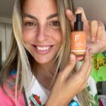 Jessica Athayde Instagram - Aqui está a informação prometida sobre o Serum Vitamin C Concentrate da @freshlycosmetics_pt . Já uso este serum há uns meses e continuo a usar porque adoro a sensação que deixa na minha pele. Como sabem, tenho pele atópica e não posso usar qualquer produto. Dou-me super bem com este serum, tem uma textura leve, tem 99% de ingredientes naturais e previne rugas. Juro que vão adorar. Desta vez estou também a experimentar estes pads reutilizáveis, que podem ser lavados. A adorar. Pub #freshlycosmetics #glowyskin