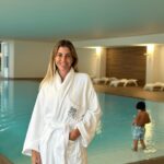 Jessica Athayde Instagram - No fim de semana passado tive finalmente a oportunidade de visitar as @termasdeluso , um lugar icónico que já queria conhecer há muitos anos. Primeiro que tudo, quem nunca fez uma massagem vichy não sabe o que anda a perder. É tao bom estar a receber massagem com água a cair em cima de nós, ultra relaxante. Depois, fiz um tratamento facial que deixou a minha pele espectacular. O meu peixinho adorou e se pudesse ainda la estava a dar mergulhos na piscina interior de água quente. #pub @aguadeluso #aguadeluso #naturalmenteequilibrada