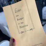 Jessica Athayde Instagram - No fim de semana passado tive finalmente a oportunidade de visitar as @termasdeluso , um lugar icónico que já queria conhecer há muitos anos. Primeiro que tudo, quem nunca fez uma massagem vichy não sabe o que anda a perder. É tao bom estar a receber massagem com água a cair em cima de nós, ultra relaxante. Depois, fiz um tratamento facial que deixou a minha pele espectacular. O meu peixinho adorou e se pudesse ainda la estava a dar mergulhos na piscina interior de água quente. #pub @aguadeluso #aguadeluso #naturalmenteequilibrada