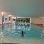 Jessica Athayde Instagram - No fim de semana passado tive finalmente a oportunidade de visitar as @termasdeluso , um lugar icónico que já queria conhecer há muitos anos. Primeiro que tudo, quem nunca fez uma massagem vichy não sabe o que anda a perder. É tao bom estar a receber massagem com água a cair em cima de nós, ultra relaxante. Depois, fiz um tratamento facial que deixou a minha pele espectacular. O meu peixinho adorou e se pudesse ainda la estava a dar mergulhos na piscina interior de água quente. #pub @aguadeluso #aguadeluso #naturalmenteequilibrada