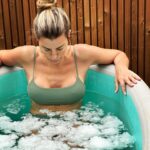 Jessica Athayde Instagram - Que manhã incrível Fiz um pequeno workshop -Wim Hof Method com o @sr__antonio e foi brutal. Senti frio ? Zero ! Senti muitas outras coisas e até durante o trabalho de respiração chorei 😂 Tive uma trip maravilhosa. Thank you Toninho 💙 Não deixem de seguir a página, aproveitar workshops e eventos privados. ⭐️