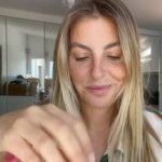 Jessica Athayde Instagram - Aqui está a informação prometida sobre o Serum Vitamin C Concentrate da @freshlycosmetics_pt . Já uso este serum há uns meses e continuo a usar porque adoro a sensação que deixa na minha pele. Como sabem, tenho pele atópica e não posso usar qualquer produto. Dou-me super bem com este serum, tem uma textura leve, tem 99% de ingredientes naturais e previne rugas. Juro que vão adorar. Desta vez estou também a experimentar estes pads reutilizáveis, que podem ser lavados. A adorar. Pub #freshlycosmetics #glowyskin