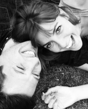 Jessica Athayde Instagram - Escrevi um texto todo fofinho mas não apareceu que estranho! 
O meu forever teenager faz anos, o mais divertido com gargalhada fácil, óptimo sentido de humor e by the way anda sempre impecável ❤️ envelhece que é uma maravilha ! Melhor do que nunca! 
Já passamos por muita merda juntos, algumas vão para o caixão mas a maior parte delas no coração ( que lindozzzzzz)continua a ser um privilégio ter -te na minha vida hot maninho e que continue sempre assim, e mais não posso dizer que já é too embarrassing 🕶✈️❤️
Happy birthday 
Love you