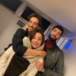Jessica Athayde Instagram - O nosso último dia no @teatromariamatos ❤️ . No teatro precisamos de nos agarrar a alguma coisa. No teatro é tudo verdade, mesmo que o teatro seja uma mentira essa mentira torna-se realidade porque estamos dispostos a acreditar naquilo que nos contam. E na vida real é o oposto, uma só coisa é falsa e já nada é verdadeiro. ( O regresso do Ricardo III no comboio das 9:24 ) Obrigada a toda a equipa técnica, actores, produção, encenador e claro o público que manteve a sala cheia durante 4 meses consecutivos 🙌 vocês são os maiores. Não percam a digressão - fiquem atentos á página da @fproducao ❤️