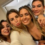 Jessica Athayde Instagram - O nosso último dia no @teatromariamatos ❤️ . No teatro precisamos de nos agarrar a alguma coisa. No teatro é tudo verdade, mesmo que o teatro seja uma mentira essa mentira torna-se realidade porque estamos dispostos a acreditar naquilo que nos contam. E na vida real é o oposto, uma só coisa é falsa e já nada é verdadeiro. ( O regresso do Ricardo III no comboio das 9:24 ) Obrigada a toda a equipa técnica, actores, produção, encenador e claro o público que manteve a sala cheia durante 4 meses consecutivos 🙌 vocês são os maiores. Não percam a digressão - fiquem atentos á página da @fproducao ❤️
