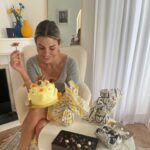Jessica Athayde Instagram - 🐣🐣🐣🐣🐣🐣PASSATEMPO🐣🐣🐣🐣🐣🐣 A @brigadeirandolx já faz parte da minha vida há muito tempo, bolos de aniversários, bolo de casamento do meu irmão, o Natal e agora a Páscoa. A Carol desafiou-se a fazer um giveaway agora para a Páscoa e achei uma óptima ideia não engordar sozinha. ( estou a brincar , calma ) são mesmo deliciosos aproveitem. Queres ter uma Páscoa mais doce ? Só tens de seguir a @brigadeirandolx Fazer tag a 3 amigas Participar as vezes que quiseres ❤️ Dia 23 vou anunciar os vencedores. Good luck 👍