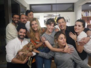Jessica Athayde Instagram - Acordei de coração cheio e com uma grande carraspana, esta nossa grupeta nasceu na minha casa em campo de Ourique há 10 anos quando fiz 28 anos, no entanto crescem filhos, nascem outros, chegam namorados para ficar e muitos outros de passagem 😂 ( thank god ) mudamos de casa, chegam cães novos e até gatos e coelhos e outros vão para o céu.
Mas quando nos juntamos existem coisas que não mudam, os all stars do xico, a Inês que adora cozinhar para todos e receber como ninguém e a Olga que nunca aparece na porra da fotografias. 
Tinha muitas saudades ratz 
❤️thank you