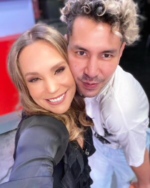 Jessica Coch Instagram - De promo en @cuentameloyaof 🙂🐍💕💅🏻😮‍💨
No se pierdan el “GRAN FINAL DEL MALEFICIO” este Domingo 9:00pm  @elmaleficioof 

Encuentros lindos. 🤩
Gracias @odalysrp por la buena vibra siempre. 🫶

Y que veo a mi @pp_ayala lo que te adoro yo. ❤️

Pd en la modelada y acomodación 😅🤣