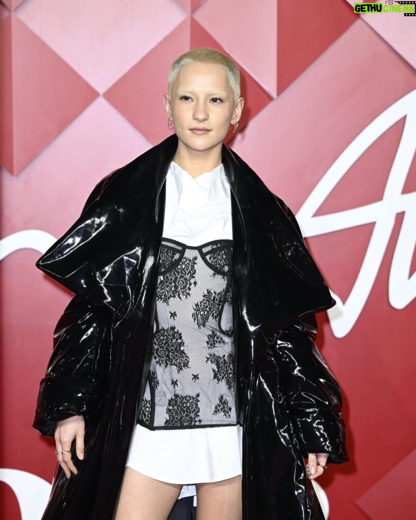 Jessie Mei Li Instagram - last night @ british fashion awards 🐾 wearing @matilde.jewellery 🖤🤍 (thank you for having meeee)) & @gcdswear ~~ styling by the genuis that is @hollyevawhite, makeup @jennycoombsmakeup hair by @bentalbott, thanks for dealing with my chaos 💅🏽 @mrbertiewatson 📸 xxxxx