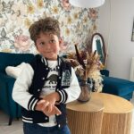 Jesta Hillmann Instagram - On s’y prend en avance, petite sélection de look automnale pour l’école avec Gémo ! 🍁 D’ailleurs avis aux parents qui veulent éviter de perdre les affaires de leurs enfants à l’école, ils proposent un pack « Prêt à vivre » qui vous offre des étiquettes personnalisées pour l’achat d’un produit enfant de 0 à 16 ans ! Mon code promo JESTA10 est valable jusqu’au 30/08 et je vous met juste ici les références des tenues : Tenue 1 ⬇️ Tee-shirt à manches longues : 40729570448 Veste sweat boutonnée : 40721510199 Jean : Réf. : 40726100109 Tenue 2 ⬇️ Sweat molleton jaune : réf. 40721500261 Pantalon kaki : réf. : 40728100184 Tenue 3 ⬇️ Pull dinosaure : réf. 40729530068 Pantalon molleton ocre : ref. 40721100142 @gemo_officiel Collaboration commerciale rémunérée