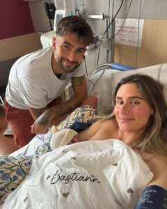 Jesta Hillmann Instagram - Nous vous présentons notre troisième fils Bastiann ASSADI HILLMANN, né le 17 mai 2024 à 15h52 🙏🏼 C’était un accouchement de rêve, on ne pouvait pas espéré une plus belle rencontre. On l’aime déjà tellement, mais tellement FORT 🥹🤍 Demain ces deux grands frères viendront enfin le découvrir, je peux vous dire après un appel furtif en vidéo qu’ils sont plus que impatient 🫶🏻 Ps: taureau ascendant poisson.. 🥰