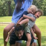 Jesta Hillmann Instagram - « Notre belle famille » qui a la réf de cette série des années 90 ? ☺️