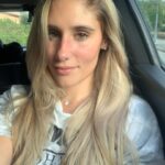 Jesta Hillmann Instagram - En commentaire à ma story aujourd’hui c’est un gros gros débat sur Jesta en blonde ou en brune 🙋🏻‍♀️💁🏼‍♀️ Je vous ai mis les deux photos ici pour que vous me disiez ce qui me va le mieux du coup 😌👇🏼