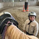 Jesta Hillmann Instagram - À mi-parcours des cours d’équitation d’Adriann, je voulais vous parler un peu de son évolution à poney. Depuis le début de l’année, il s’est vraiment épanoui dans ce sport en plein air, qui fait tellement de bien aux enfants. C’est incroyable de voir à quel point il progresse à chaque séance, il a un équilibre et une coordination qui impressionnent vraiment! Même s’il est encore un peu timide, sa monitrice est juste géniale pour l’encourager. Je suis tellement fière de lui et de tout ce qu’il a accompli jusqu’à présent. Je ne regrette vraiment pas de l’avoir inscrit dans un sport en contact avec les animaux qui aident beaucoup les enfants dans leur développement personnel. N’hésitez pas à visiter le site officiel de la FFE: www.ffe.com pour trouver un club partenaire tout proche de chez vous et venir découvrir les activités proposées. #tousacheval