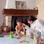 Jesta Hillmann Instagram - Vous connaissez certainement la passion de Djudju pour les puzzles, les coloriages et bien sur… les jeux de société ! À l’occasion de ma collaboration avec Megableu, nous avons pu tester 2 jeux qu’il a ADORÉ ! Gros coup de coeur pour le jeu « Echap-o -loup » dont on entend parler toute la journée depuis qu’on a filmé ce réel ! 🥰✨ #Megableu Collaboration commerciale