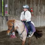 Jesta Hillmann Instagram - À mi-parcours des cours d’équitation d’Adriann, je voulais vous parler un peu de son évolution à poney. Depuis le début de l’année, il s’est vraiment épanoui dans ce sport en plein air, qui fait tellement de bien aux enfants. C’est incroyable de voir à quel point il progresse à chaque séance, il a un équilibre et une coordination qui impressionnent vraiment! Même s’il est encore un peu timide, sa monitrice est juste géniale pour l’encourager. Je suis tellement fière de lui et de tout ce qu’il a accompli jusqu’à présent. Je ne regrette vraiment pas de l’avoir inscrit dans un sport en contact avec les animaux qui aident beaucoup les enfants dans leur développement personnel. N’hésitez pas à visiter le site officiel de la FFE: www.ffe.com pour trouver un club partenaire tout proche de chez vous et venir découvrir les activités proposées. #tousacheval