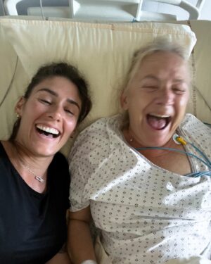 Jesta Hillmann Instagram - Quelques jours après cette annonce qui nous est tombé littéralement dessus je tiens particulièrement à vous écrire pour vous dire merci ! MERCI pour tout ce soutien et cet amour que vous nous envoyez chaque jour avec maman. 
Avec cette nouvelle, on a forcément des phases de up et de down avec des humeurs très changeantes mais on essaye de garder le sourire et surtout la positivité. 

Nous savons qu’à partir de maintenant c’est un long chemin qui nous attend et qu’il va falloir faire preuve de beaucoup de force et de patience. Vous avez été nombreux et nombreuses à nous envoyer tant vos expériences que vos messages de soutiens et ce que je retiens par dessus tout c’est qu’il faut garder le moral.

Encore merci pour cette vague d’amour et de soutiens et surtout profitez de vos proches et prenez soin d’eux car c’est ce qui compte le plus. ❤️‍🩹🙏🏻