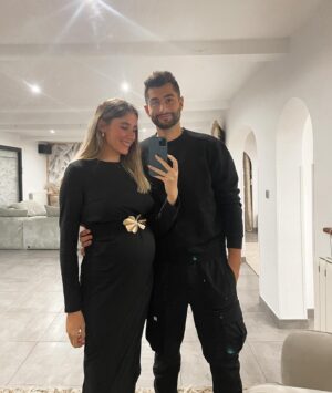 Jesta Hillmann Instagram - Notre musique d’ouverture de bal à notre mariage 🤍 Je t’aime mon Valentin depuis 8 ans maintenant !

Vous êtes en couple ? Depuis combien de temps ? 😘