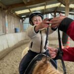 Jesta Hillmann Instagram - À mi-parcours des cours d’équitation d’Adriann, je voulais vous parler un peu de son évolution à poney. Depuis le début de l’année, il s’est vraiment épanoui dans ce sport en plein air, qui fait tellement de bien aux enfants. C’est incroyable de voir à quel point il progresse à chaque séance, il a un équilibre et une coordination qui impressionnent vraiment! Même s’il est encore un peu timide, sa monitrice est juste géniale pour l’encourager. Je suis tellement fière de lui et de tout ce qu’il a accompli jusqu’à présent. Je ne regrette vraiment pas de l’avoir inscrit dans un sport en contact avec les animaux qui aident beaucoup les enfants dans leur développement personnel. N’hésitez pas à visiter le site officiel de la FFE: www.ffe.com pour trouver un club partenaire tout proche de chez vous et venir découvrir les activités proposées. #tousacheval