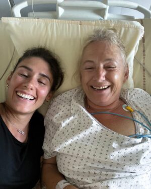 Jesta Hillmann Instagram - Quelques jours après cette annonce qui nous est tombé littéralement dessus je tiens particulièrement à vous écrire pour vous dire merci ! MERCI pour tout ce soutien et cet amour que vous nous envoyez chaque jour avec maman. 
Avec cette nouvelle, on a forcément des phases de up et de down avec des humeurs très changeantes mais on essaye de garder le sourire et surtout la positivité. 

Nous savons qu’à partir de maintenant c’est un long chemin qui nous attend et qu’il va falloir faire preuve de beaucoup de force et de patience. Vous avez été nombreux et nombreuses à nous envoyer tant vos expériences que vos messages de soutiens et ce que je retiens par dessus tout c’est qu’il faut garder le moral.

Encore merci pour cette vague d’amour et de soutiens et surtout profitez de vos proches et prenez soin d’eux car c’est ce qui compte le plus. ❤️‍🩹🙏🏻