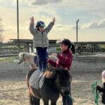 Jesta Hillmann Instagram - Les débuts d’Adriann en tant que cavalier en trois temps forts. Préparation complice avec son poney, progression grâce aux activités proposées par la monitrice bref Adriann est de plus en plus à l’aise après chaque cours d’équitation en développant la motricité, l’équilibre et la coordination. 🐴🌟🏇 #tousacheval