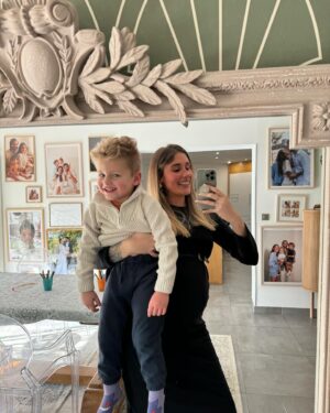 Jesta Hillmann Instagram - 3 ans entre ces deux photos 🥹🤍
Joyeux anniversaire mon grand bébé !