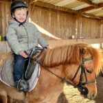 Jesta Hillmann Instagram - Les débuts d’Adriann en tant que cavalier en trois temps forts. Préparation complice avec son poney, progression grâce aux activités proposées par la monitrice bref Adriann est de plus en plus à l’aise après chaque cours d’équitation en développant la motricité, l’équilibre et la coordination. 🐴🌟🏇 #tousacheval