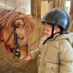 Jesta Hillmann Instagram - Les débuts d’Adriann en tant que cavalier en trois temps forts. Préparation complice avec son poney, progression grâce aux activités proposées par la monitrice bref Adriann est de plus en plus à l’aise après chaque cours d’équitation en développant la motricité, l’équilibre et la coordination. 🐴🌟🏇 #tousacheval