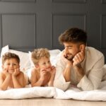 Jesta Hillmann Instagram - L’une de mes photos préférées.. Je ne sais pas comment l’expliquer mais quand je vois @benoit.assadi avec ces deux minis je me rend compte de la chance que j’ai d’avoir créer cette famille 🙏🏼 Dans plusieurs années on fera la même photo avec 4 bonhommes de 1m90 chacun, des poils et de la barbe aha ! 😅 Ps: cette musique je chiale ! By @lestudiodechloe_photographe