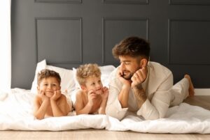 Jesta Hillmann Instagram - L’une de mes photos préférées..
Je ne sais pas comment l’expliquer mais quand je vois @benoit.assadi avec ces deux minis je me rend compte de la chance que j’ai d’avoir créer cette famille 🙏🏼 Dans plusieurs années on fera la même photo avec 4 bonhommes de 1m90 chacun, des poils et de la barbe aha ! 😅 

Ps: cette musique je chiale ! 

By @lestudiodechloe_photographe