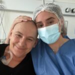 Jesta Hillmann Instagram - On vient de vivre une période de quelques semaines très compliquées avec Maman.. Vous êtes beaucoup à me demander de ses nouvelles et je préférai attendre que le « pire » soit derrière nous. Elle a donc subi une auto greffe suite à son cancer diagnostiqué cet été: un myélome multiple. Nous redoutions ce moment mais maintenant nous pouvons dire que la greffe est derrière nous ! Maman a été une vraie battante et pourtant ça n’a pas été facile.. elle a désormais besoin de beaucoup de repos. Même si ce n’est pas terminé, une grande étape à été faite 🙌🏼 Photo 1: pendant la greffe dans la chambre stérile premier jour sans cheveux Photo 2: mon petit bouddha qui prend des forces Photo 3: aujourd’hui le grand retour à la maison avec beaucoup d’émotion 🥹🤍 Un immense merci aux personnels soignants, médecins, infirmiers qui sont si important et indispensables à tous 🙌🏼