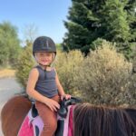 Jesta Hillmann Instagram - En ce moment nous sommes en pleine quête d’une activité pour Adriann qui va pouvoir canaliser toute son énergie et lui permettre de rencontrer d’autres enfants. Depuis quelques temps j’ai remarqué qu’il adore les animaux donc on a tout naturellement pensé à l’équitation qu’il pourra débuter dès ses 3 ans !🐴 Si vous aussi vous voulez faire essayer l’équitation à vos enfants, les clubs équestres partenaires de la FFE vous ouvrent leurs portes le dimanche 10 septembre à l’occasion de la journée cheval. N’hésitez pas à vous rentre sur le site pour découvrir les clubs partenaires et y amener futurs petits cavaliers ! #Tousacheval @ffequitation tousacheval.ffe.com Collaboration commerciale rémunérée Contrat enfant