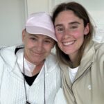 Jesta Hillmann Instagram - On vient de vivre une période de quelques semaines très compliquées avec Maman.. Vous êtes beaucoup à me demander de ses nouvelles et je préférai attendre que le « pire » soit derrière nous. Elle a donc subi une auto greffe suite à son cancer diagnostiqué cet été: un myélome multiple. Nous redoutions ce moment mais maintenant nous pouvons dire que la greffe est derrière nous ! Maman a été une vraie battante et pourtant ça n’a pas été facile.. elle a désormais besoin de beaucoup de repos. Même si ce n’est pas terminé, une grande étape à été faite 🙌🏼 Photo 1: pendant la greffe dans la chambre stérile premier jour sans cheveux Photo 2: mon petit bouddha qui prend des forces Photo 3: aujourd’hui le grand retour à la maison avec beaucoup d’émotion 🥹🤍 Un immense merci aux personnels soignants, médecins, infirmiers qui sont si important et indispensables à tous 🙌🏼