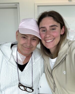 Jesta Hillmann Instagram - On vient de vivre une période de quelques semaines très compliquées avec Maman.. Vous êtes beaucoup à me demander de ses nouvelles et je préférai attendre que le « pire » soit derrière nous. Elle a donc subi une auto greffe suite à son cancer diagnostiqué cet été: un myélome multiple. Nous redoutions ce moment mais maintenant nous pouvons dire que la greffe est derrière nous ! Maman a été une vraie battante et pourtant ça n’a pas été facile.. elle a désormais besoin de beaucoup de repos. Même si ce n’est pas terminé, une grande étape à été faite 🙌🏼

Photo 1: pendant la greffe dans la chambre stérile premier jour sans cheveux 
Photo 2: mon petit bouddha qui prend des forces 
Photo 3: aujourd’hui le grand retour à la maison avec beaucoup d’émotion 🥹🤍

Un immense merci aux personnels soignants, médecins, infirmiers qui sont si important et indispensables à tous 🙌🏼