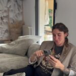 Jesta Hillmann Instagram - BEESTATION me simplifie la vie ! Il est un vrai allié pour stocker mes fichiers et libérer mon espace de stockage. Je peux partager mes photos avec ma famille et mes amis à distance et en toute sécurité. Comparé à d’autres solutions avec abonnement cloud, BEESTATION peut être une solution intelligente sur le long terme pour stocker, accéder et partager des fichiers. Un vrai gagne temps ✨ @synology.official