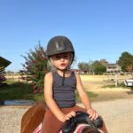 Jesta Hillmann Instagram - En ce moment nous sommes en pleine quête d’une activité pour Adriann qui va pouvoir canaliser toute son énergie et lui permettre de rencontrer d’autres enfants. Depuis quelques temps j’ai remarqué qu’il adore les animaux donc on a tout naturellement pensé à l’équitation qu’il pourra débuter dès ses 3 ans !🐴 Si vous aussi vous voulez faire essayer l’équitation à vos enfants, les clubs équestres partenaires de la FFE vous ouvrent leurs portes le dimanche 10 septembre à l’occasion de la journée cheval. N’hésitez pas à vous rentre sur le site pour découvrir les clubs partenaires et y amener futurs petits cavaliers ! #Tousacheval @ffequitation tousacheval.ffe.com Collaboration commerciale rémunérée Contrat enfant