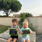 Jesta Hillmann Instagram - Bonne rentrée à tous vos bébés (même s’ils ont 18 ans ce seront toujours vos bébés 😉) Moyenne section pour Juliann et dernière année de crèche pour Adriann cette annee ! Et vous, en quelle classe vos enfants rentrent ils a l’école ? **dernière photo rentrée 2022, ils ont tellement grandit 🥹