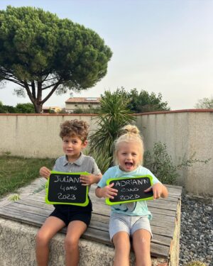 Jesta Hillmann Instagram - Bonne rentrée à tous vos bébés (même s’ils ont 18 ans ce seront toujours vos bébés 😉) 

Moyenne section pour Juliann et dernière année de crèche pour Adriann cette annee !
Et vous, en quelle classe vos enfants rentrent ils a l’école ? 

**dernière photo rentrée 2022, ils ont tellement grandit 🥹