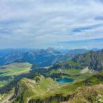 Jesta Hillmann Instagram - Première randonnée en Suisse 🇨🇭 D 1100 15km 4h30 🙌🏼 On est vraiment venu ici pour ces paysages et on est ravie ! Demain et après demain ça continue 🏔️🥾